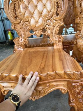Ghế ăn Louis chạm hoa văn (cận cảnh)