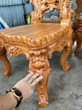 Ghế ăn Louis chạm hoa văn (cận cảnh)