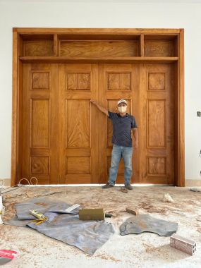 Bộ Cửa Gỗ Tự Nhiên 4 Cánh Mở Quay - Hệ Khung Bao Bản Lớn Kết Hợp Trán Cửa Hộc Kéo Trang Trí