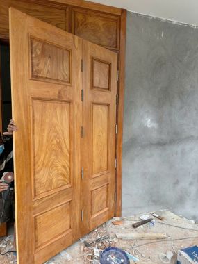 Bộ Cửa Gỗ Tự Nhiên 4 Cánh Mở Quay - Hệ Khung Bao Bản Lớn Kết Hợp Trán Cửa Hộc Kéo Trang Trí