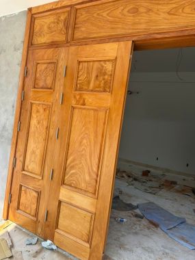 Bộ Cửa Gỗ Tự Nhiên 4 Cánh Mở Quay - Hệ Khung Bao Bản Lớn Kết Hợp Trán Cửa Hộc Kéo Trang Trí