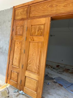 Bộ Cửa Gỗ Tự Nhiên 4 Cánh Mở Quay - Hệ Khung Bao Bản Lớn Kết Hợp Trán Cửa Hộc Kéo Trang Trí