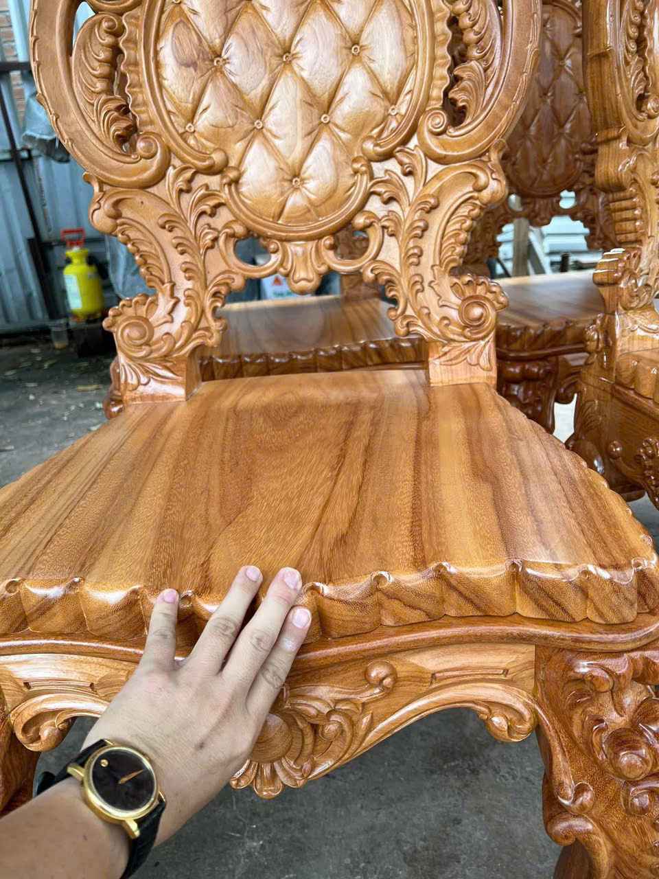 Ghế ăn Louis chạm hoa văn (cận cảnh)
