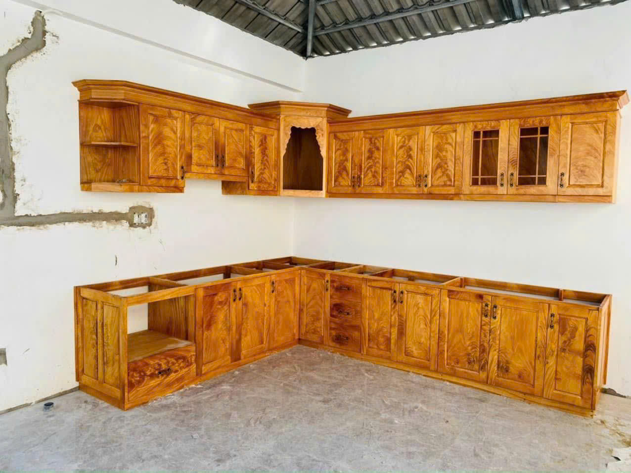Hệ tủ bếp gỗ gõ đỏ hiện đại