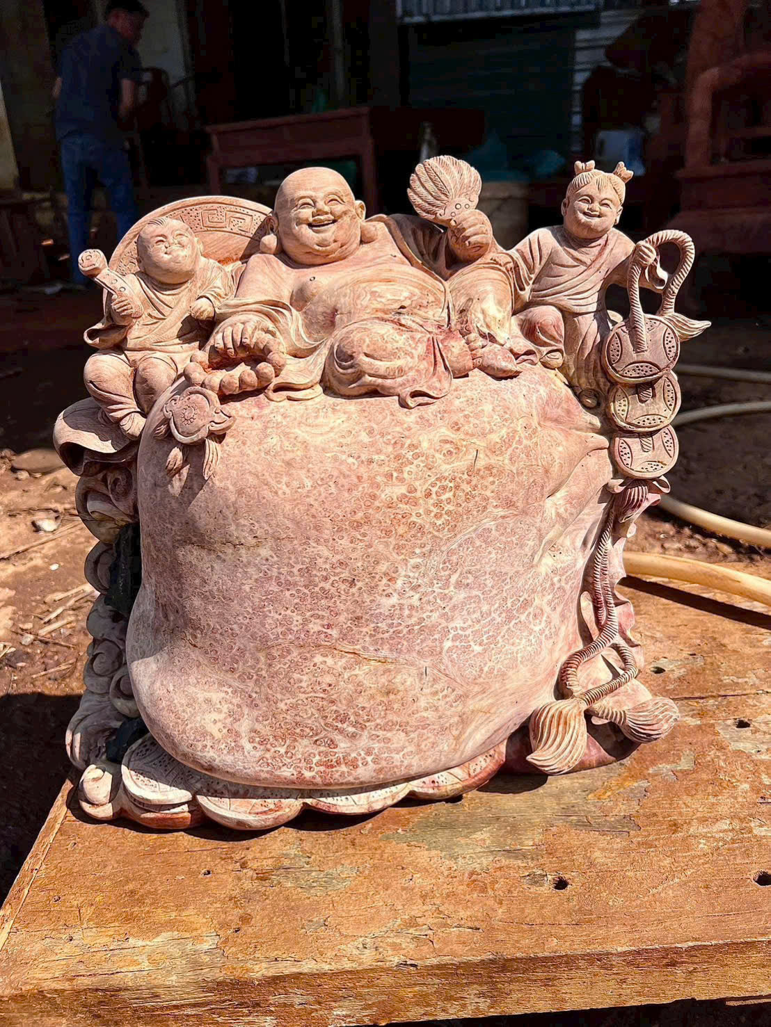 Tượng bức nu víp